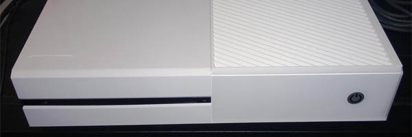 Na fotce zachycen Xbox One v bílém provedení