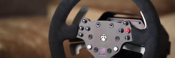 Předváděčka oficiálního volantu k Xbox One