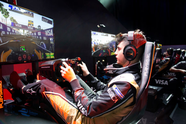 Hráč porazil bývalého pilota F1