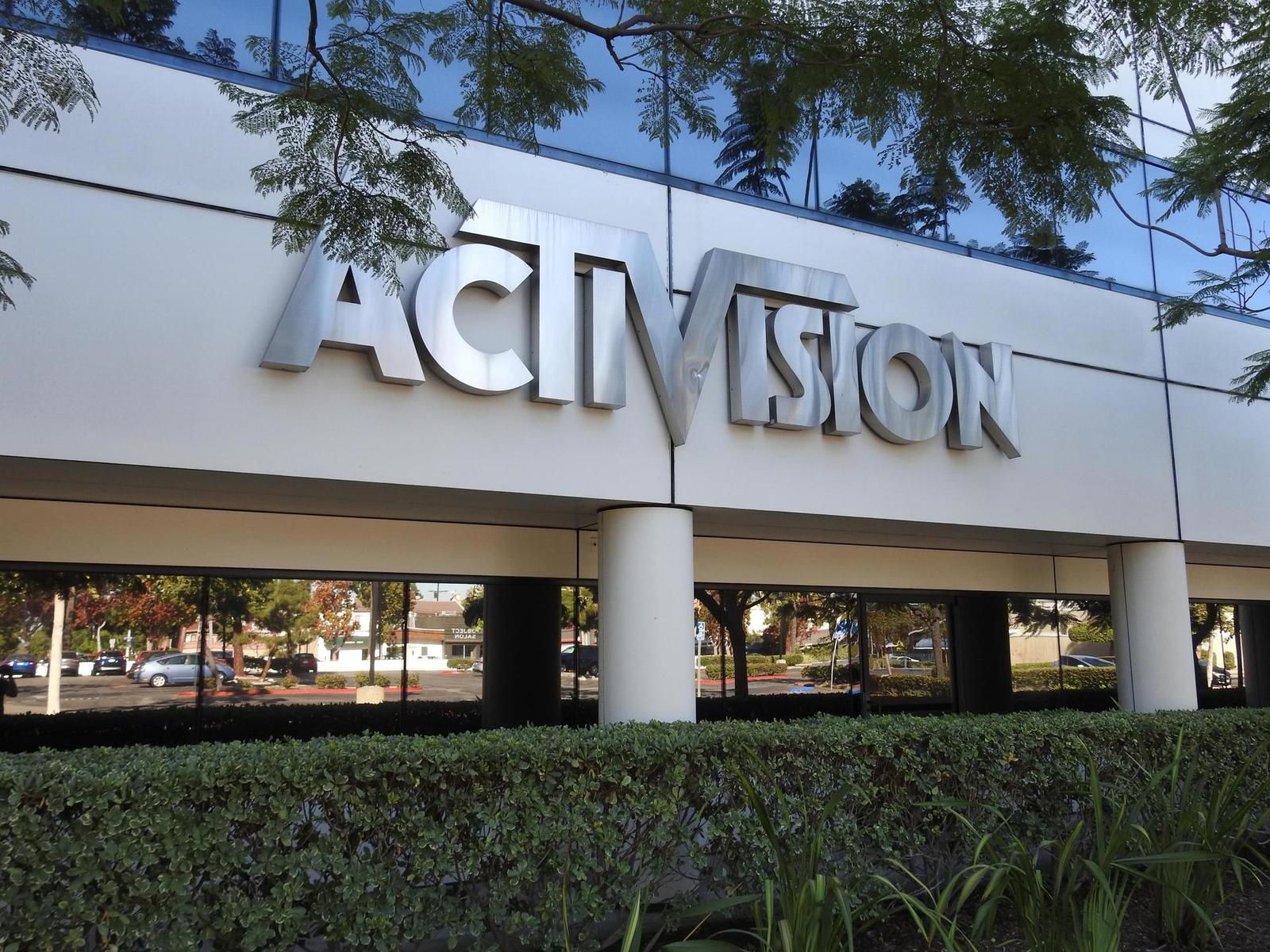 Akvizici společnosti Activision Blizzard už chce zablokovat i skupina hráčů
